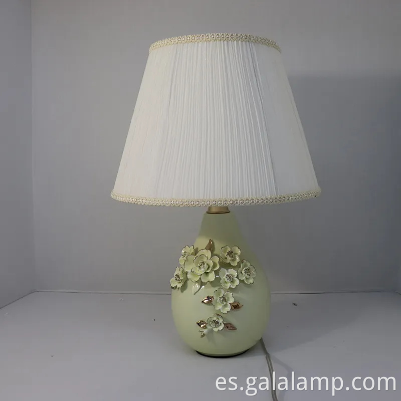 Elegante lámpara de mesa de cerámica de oro para dormitorio y sala de estar